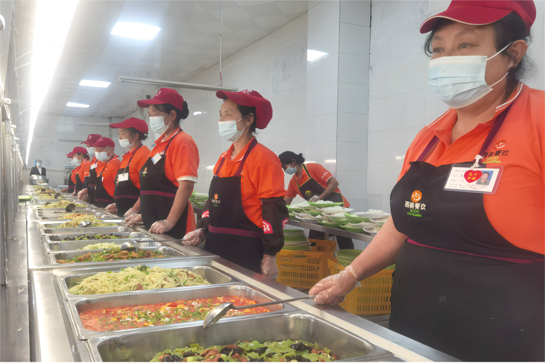 营养三餐 温馨陪同—— 凯时娱乐餐饮集团中学项目部全力以赴包管新学期营养餐供应事情